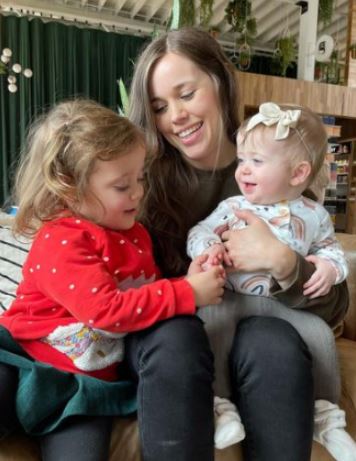 Fern Elliana Seewald with her elder sister Ivy and mother Jessa Duggar Seewald